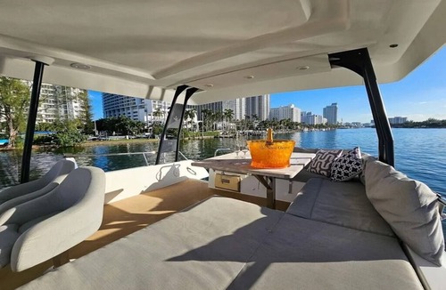 Fort Lauderdale Boat Rental | World Cup Luxury Catamaran & Waterfront Oasis