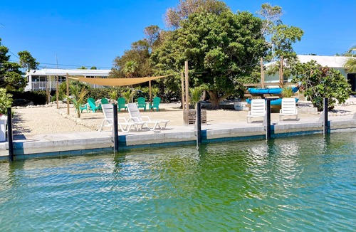 Marathon House | Wow! Deep Water Canal, Swimspa Pool, Kayaks, Walk to Ocean Front Tiki Bar!