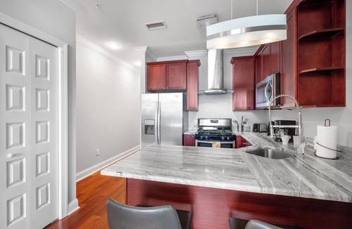 Olde Kensington Apartment | XL Studio - Modern Studio with Rooftop Pool