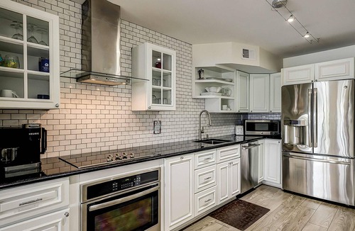 Shelter Cove Villa | Yacht Club Villas Updated corner condo with marina view, shared pool & hot tub