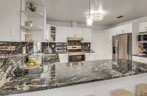 Davie House | Yard & Patio! Lakefront Family Escape in Sunrise