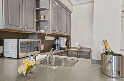 Palm Beach - West Palm Beach Condo | YELLOW ORCHID APARTMENT - Palm Beach - Pool-Beach