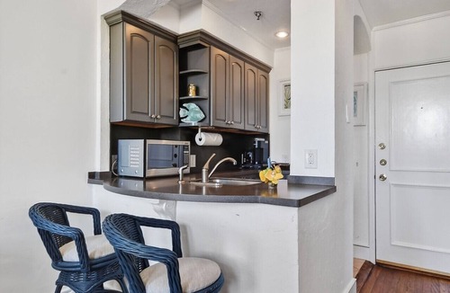 Palm Beach - West Palm Beach Condo | YELLOW ORCHID APARTMENT - Palm Beach - Pool-Beach