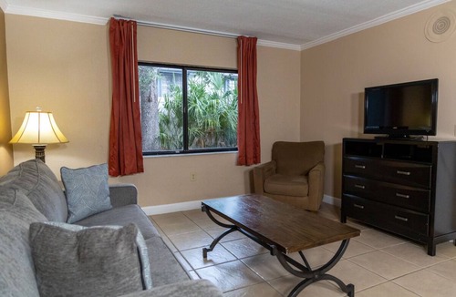 Kissimmee Hotel | You Found it! Kissimmee Getaway! Free Parking, Playground, Onsite Tennis Court