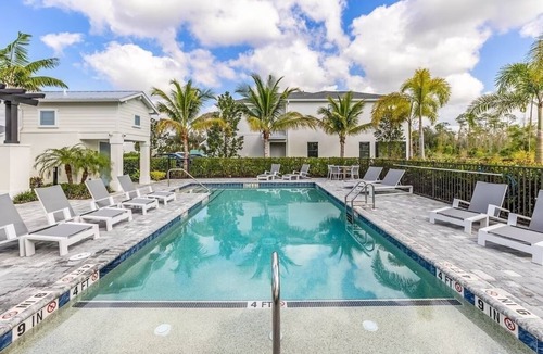 Central Naples House | Your Dream Naples Seasonal Home: Elegant Townhouse Between Mercato & 5th Ave