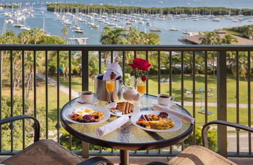 Coconut Grove House | Your Home Away From Home! 3 Amazing Suites with Full Kitchen! Onsite Pool!