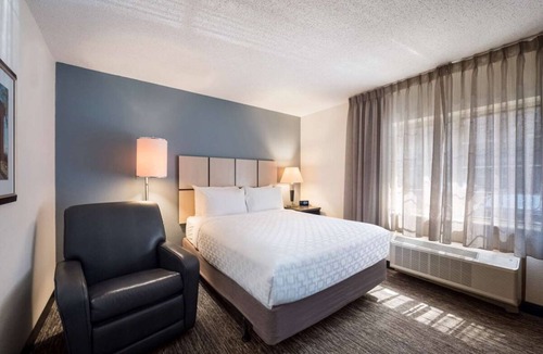 Clearwater Hotel | Your Home Away From Home! Full Kitchen, Outdoor Pool, Free Parking