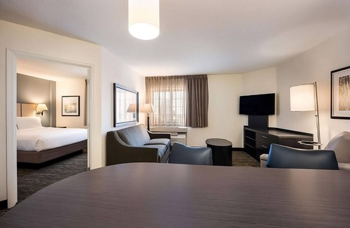 Clearwater Hotel | Your Home Away From Home! Full Kitchen, Outdoor Pool, Free Parking