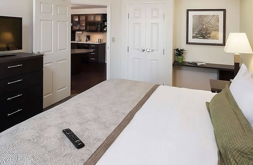 Clearwater Hotel | Your Home Away From Home! Full Kitchen, Outdoor Pool, Free Parking
