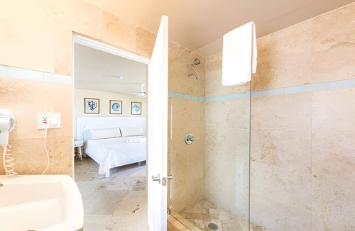 Long Key Hotel | Your Ideal Home Base for Every Adventure! Outdoor Pool, Pets Are Welcome!