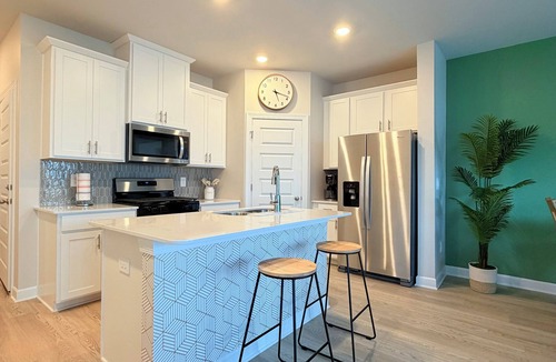 Greer House | Your Perfect Getaway – Clean, Modern & Prime Location