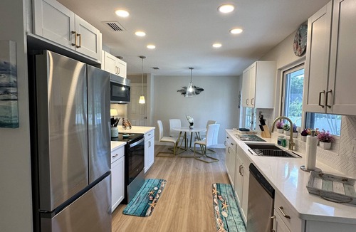 Whitfield House | Your Perfect Westcoast Vacation Getaway 12 guests, Pool, A beautiful deck!