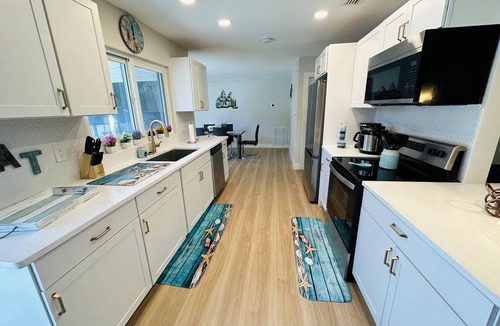 Whitfield House | Your Perfect Westcoast Vacation Getaway 12 guests, Pool, A beautiful deck!