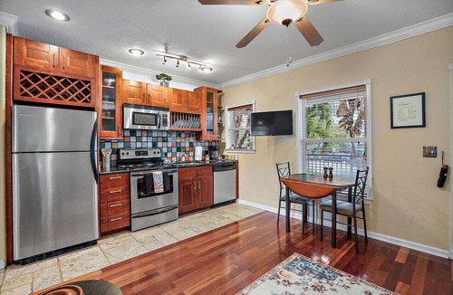 St. Petersburg Condo | Zen Oasis-Chic 1/1 Studio Steps to DTSP-With W/D!