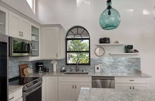 Hobe Sound House | Zephyr House, Tropical Retreat in Zeus Park, Walk to Beach and Dining Hobe Sound