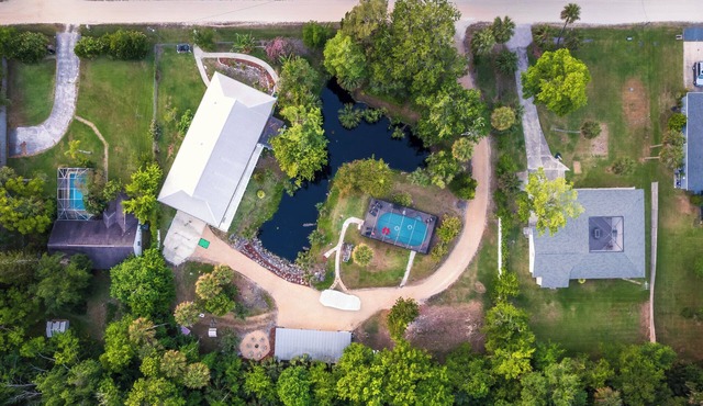 1 Min Private Beach & River Access w Movie Room, Heated Pool, Kayaks & Game Room