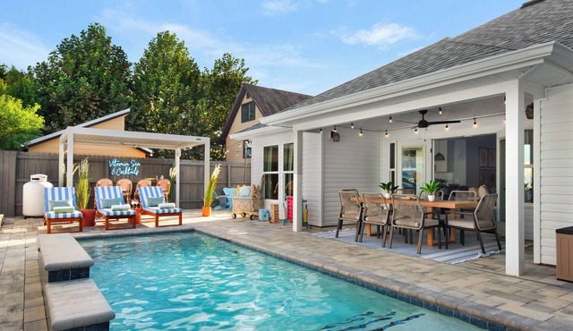 1 Min to Beach- Pool, Golf Cart, Hot Tub, Fire Pit, Putting Green- NEW!
