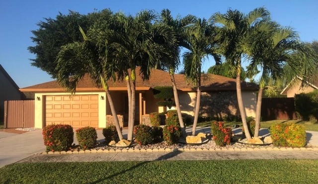 10-15 mins from the beach and beautiful lake in the back yard !