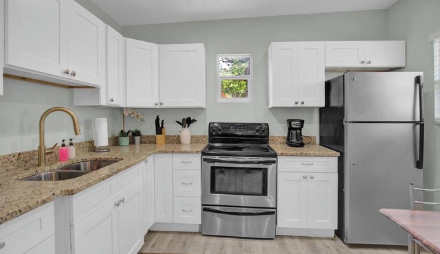 10 beds! Large home for groups & multiple families! PETS OK!