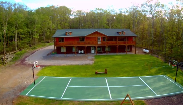 11 BR 8 BA Pickle/Basketball CT EV CHARGER HOT TUB FIRE PIT ON 8 ACRES SLPS 30!