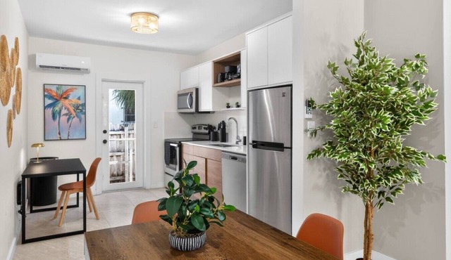 15 min to Beach | 2 Queen Beds | Free Parking (U2)