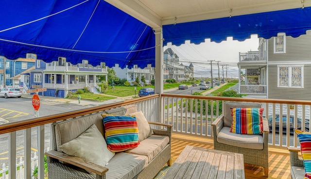 18 ABBOTT UPPER LEVEL, 6 BEDROOM BEACH HOUSE - ONE BLOCK TO THE SEA