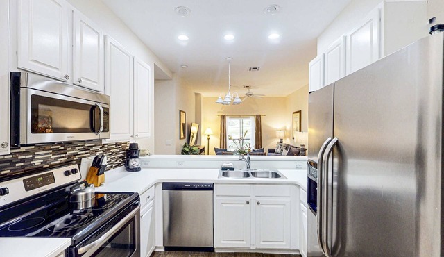 1st floor condo w/pools, restaurant, balcony, tennis court, basketball court