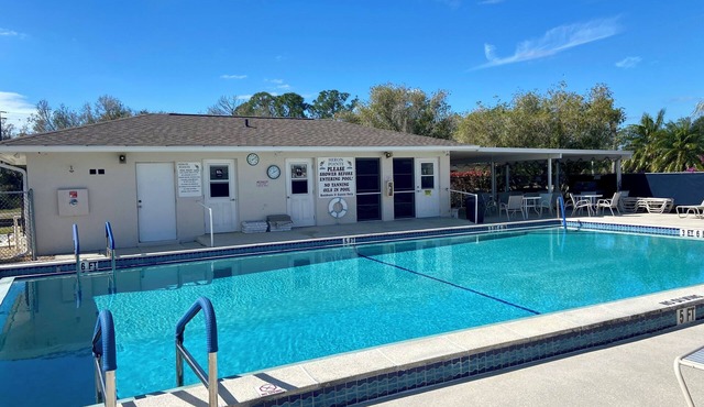 1st Floor Lakefront 2bd 2ba Condo in Lake Suzy Beautiful Views and Heated Pool