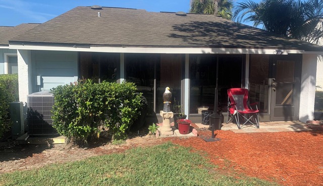 2/2 condo in Kissimmee, next to 3rd tee of golf course, pool, pet friendly.