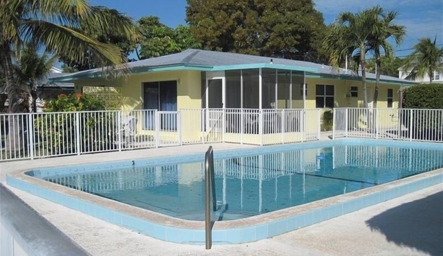 2/2 Duplex, Pool,Tiki Hut, Duck Key Clean wide Canal