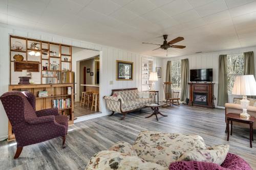 2-Acre Farmhouse w/Animals! Allendale Retreat