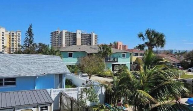 2-bed, 2 Bath, 2 Fam Rms, Pet Friendly 1 block from no drive New Smyrna Beach.