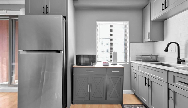 2-bedroom, 1 sofa bed next to Airport Subway, Refurbished, 1 stop to downtown in Boston