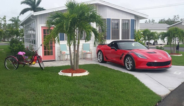 2 BEDROOM AND 1- 1/2 BATHS BUNGALOW LOCATED IN PALMETTTO PALMS