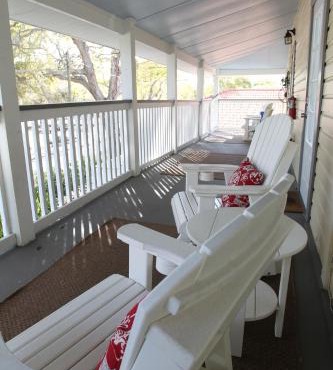 2 Bedroom Apt Overlooking Dunedin Town Square NO KIDS, NO PETS