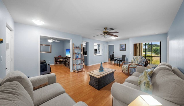 2-bedroom condo in beautiful Fort Myers . Cross Creek Country Club Golf.