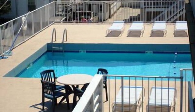 2 Bedroom Condo *Pool* 1 Block from Beach