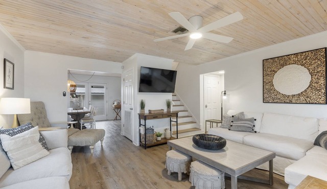 2 Blocks From Beach. Pet Friendly!