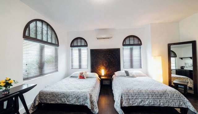 2 Queen Beds in Boutique Hotel free Street Parking