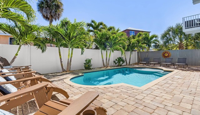 246 Sunset Oasis: Private Pool, Pet-Friendly, Sleeps 8