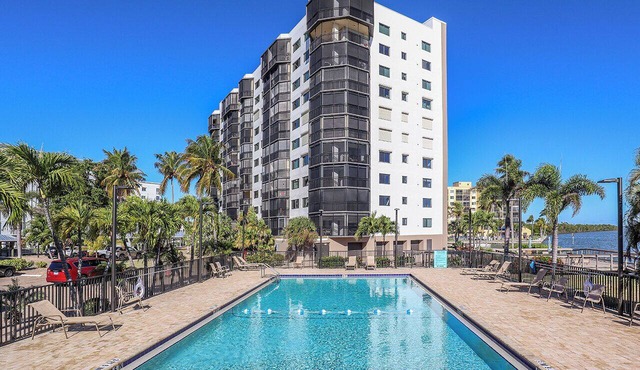 2B/2B WATERFRONT HARBOUR POINTE VACATION CONDO! WALK TO BEACH! RESORT POOL!