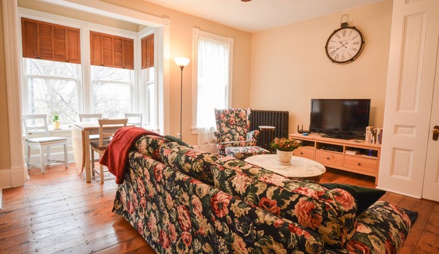 2ND FL 2BR, Large Bay Window. Dedicated Parking. Dogs: ONLY with host approval