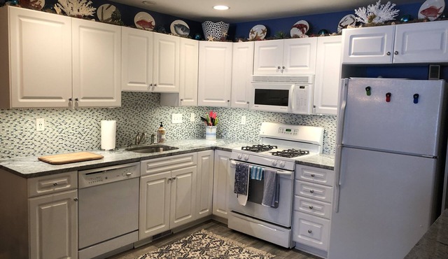 3 bedrooms, 2 bath condo close to beach, restaurants, convention center