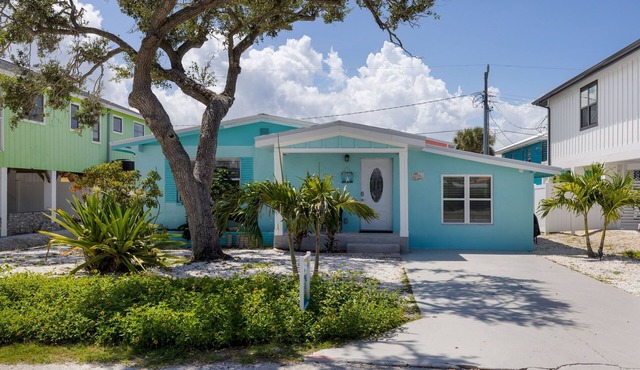 3 min walk to the Beach! Fenced in back yard.