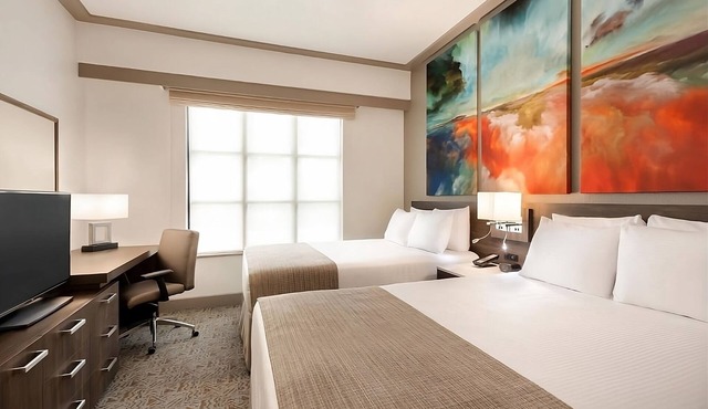 3 Modern Suites in Orlando – Pool, Free Breakfast, Perfect for Families
