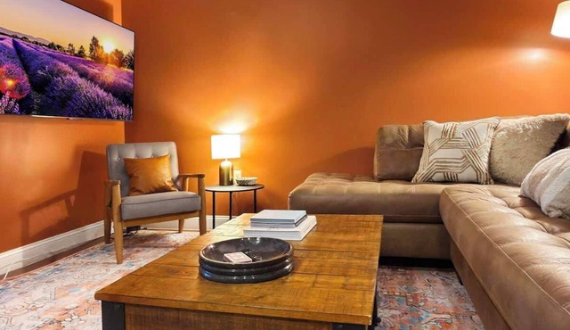 4 Beds | Parking | Chinatown | 20' Ceilings