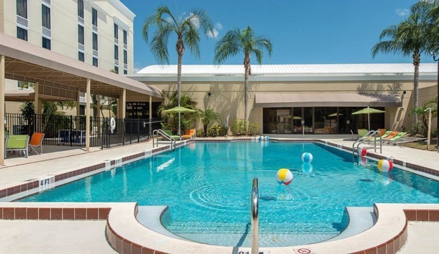 4 Comfy and Modern Units, Pool, Parking