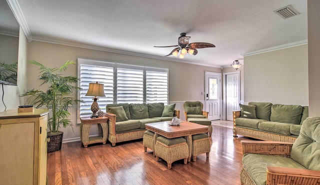 4 Mi to Beach: Gem w/Pool & Lanai in Seminole!