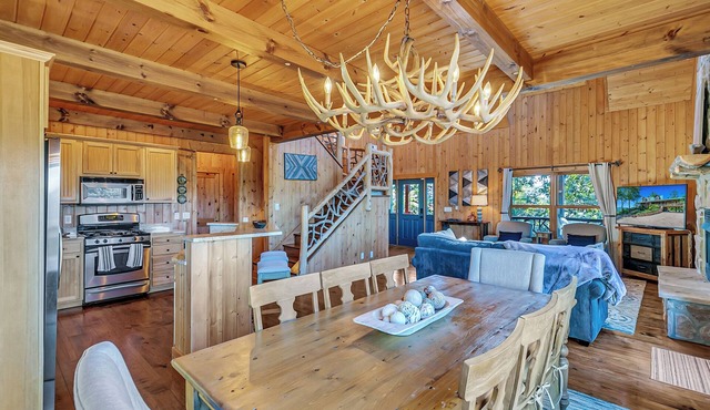 4 Mi to Sapphire Ski! Mtn-View Cabin w/Deck