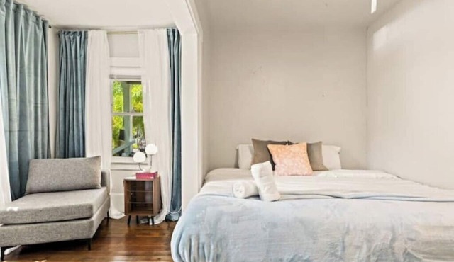 4 min to Downtown - King Size Bed - Porch - 1BD1BA
